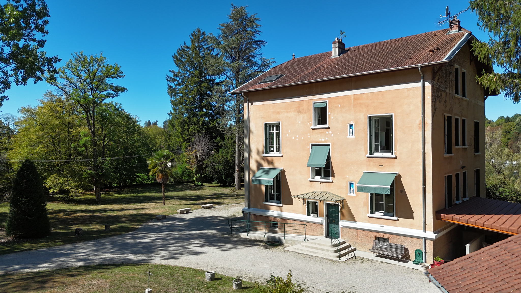 Exceptional property in Neuville-sur-Ain Property on the banks of the Ain river, surrounded by a wooded park in Neuville-sur-Ain.