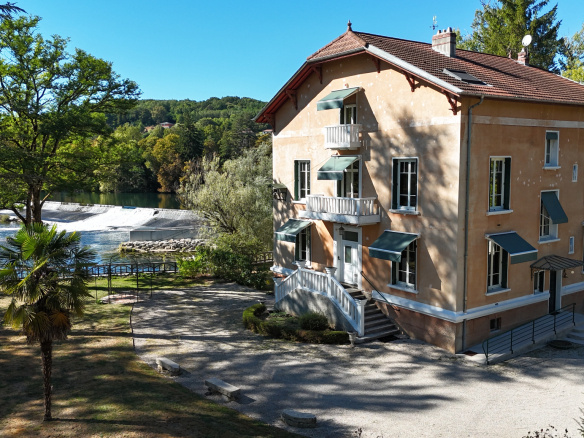 Property on the banks of the Ain river with a wooded park in Neuville-sur-Ain.