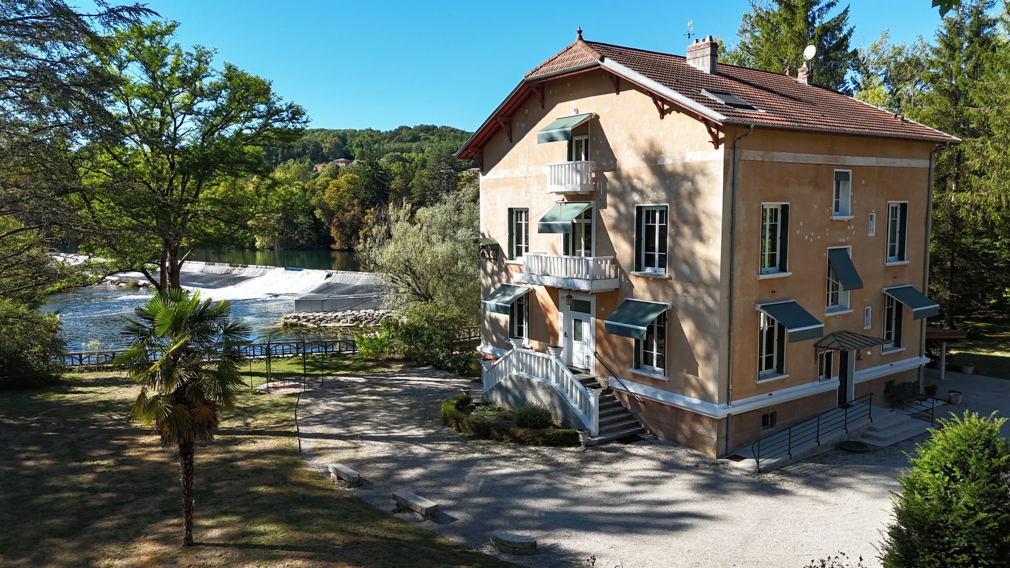 Exceptional property in Neuville-sur-Ain Property on the banks of the Ain river with a wooded park in Neuville-sur-Ain.