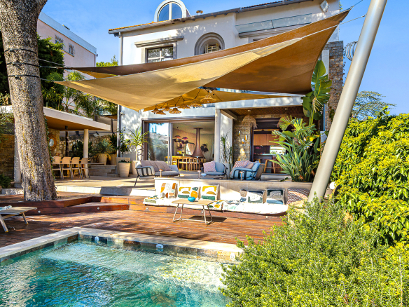 Maison rénovée avec piscine et terrasse à Marseille, vue dégagée sur les hauteurs.