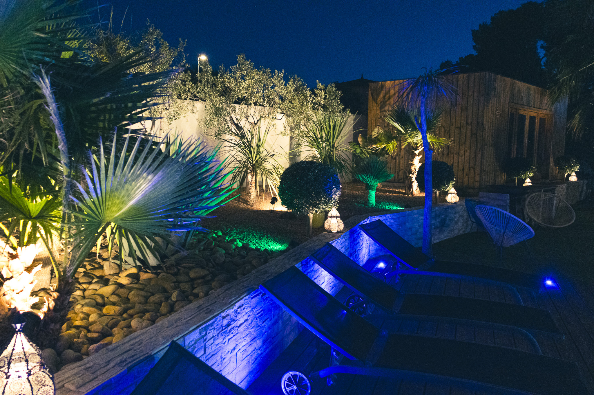 Contemporary villa in Narbonne Contemporary villa with swimming pool and garden in Narbonne, night lighting.