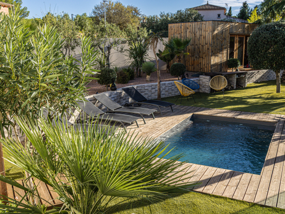 Contemporary villa with heated swimming pool and independent chalet in a wooded garden in Narbonne.