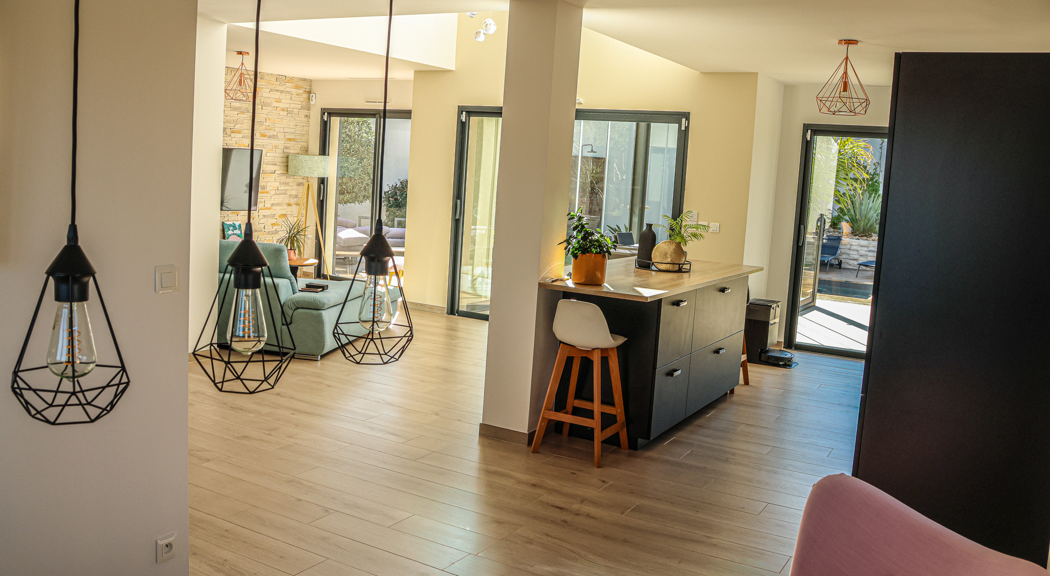 Interior of a villa in Narbonne Interior of a contemporary villa in Narbonne with a bright living room and open kitchen.