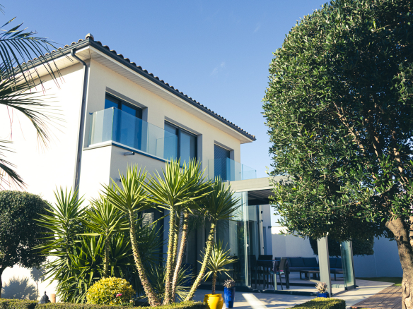 Contemporary villa with swimming pool in a wooded garden in Narbonne