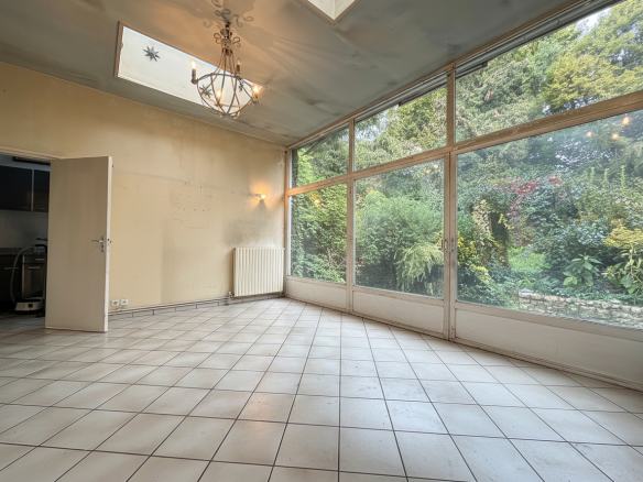 Interior of a mansion in Lille with a large bay window overlooking the garden.