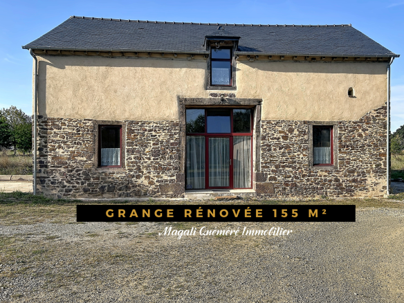 Grange rénovée de 155 m² avec façade en pierre et fenêtres modernes à Montfort-sur-Meu.