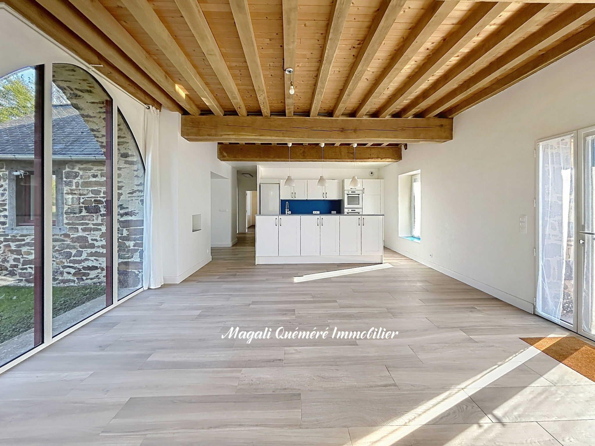 Intérieur d’une longère rénovée Intérieur d'une longère rénovée avec cuisine ouverte et poutres apparentes.