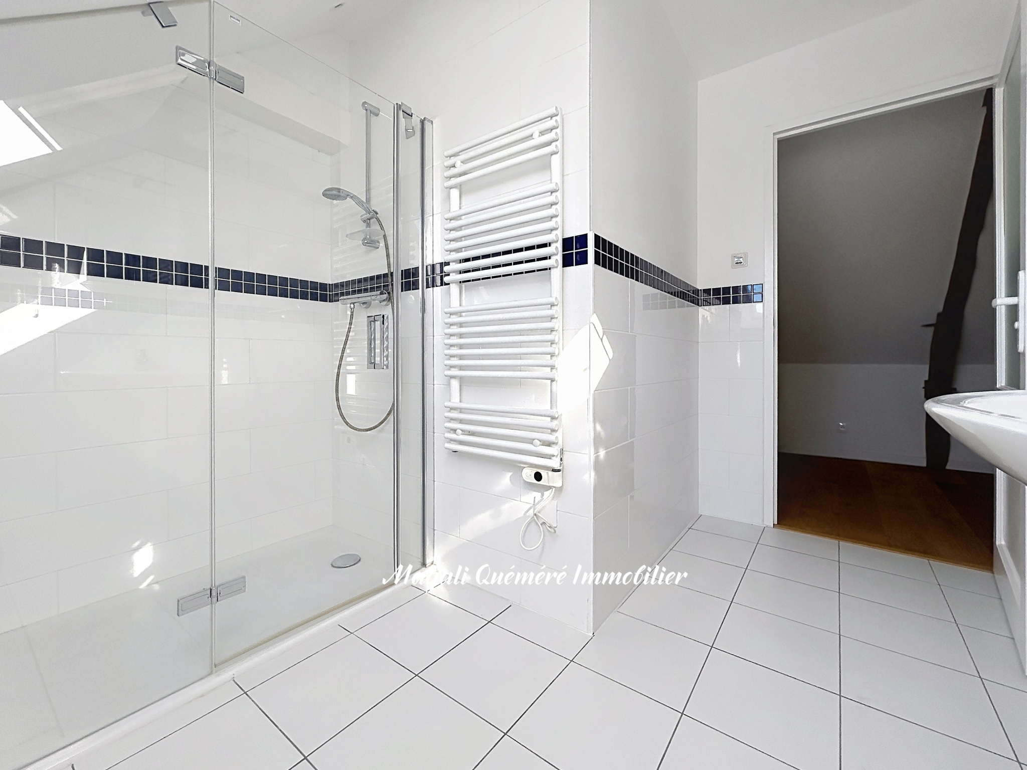 Salle de bain rénovée Salle de bain moderne avec douche à l'italienne et carrelage blanc