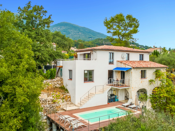 Villa avec piscine et rivière à Saint-Jeannet, entourée d'arbres