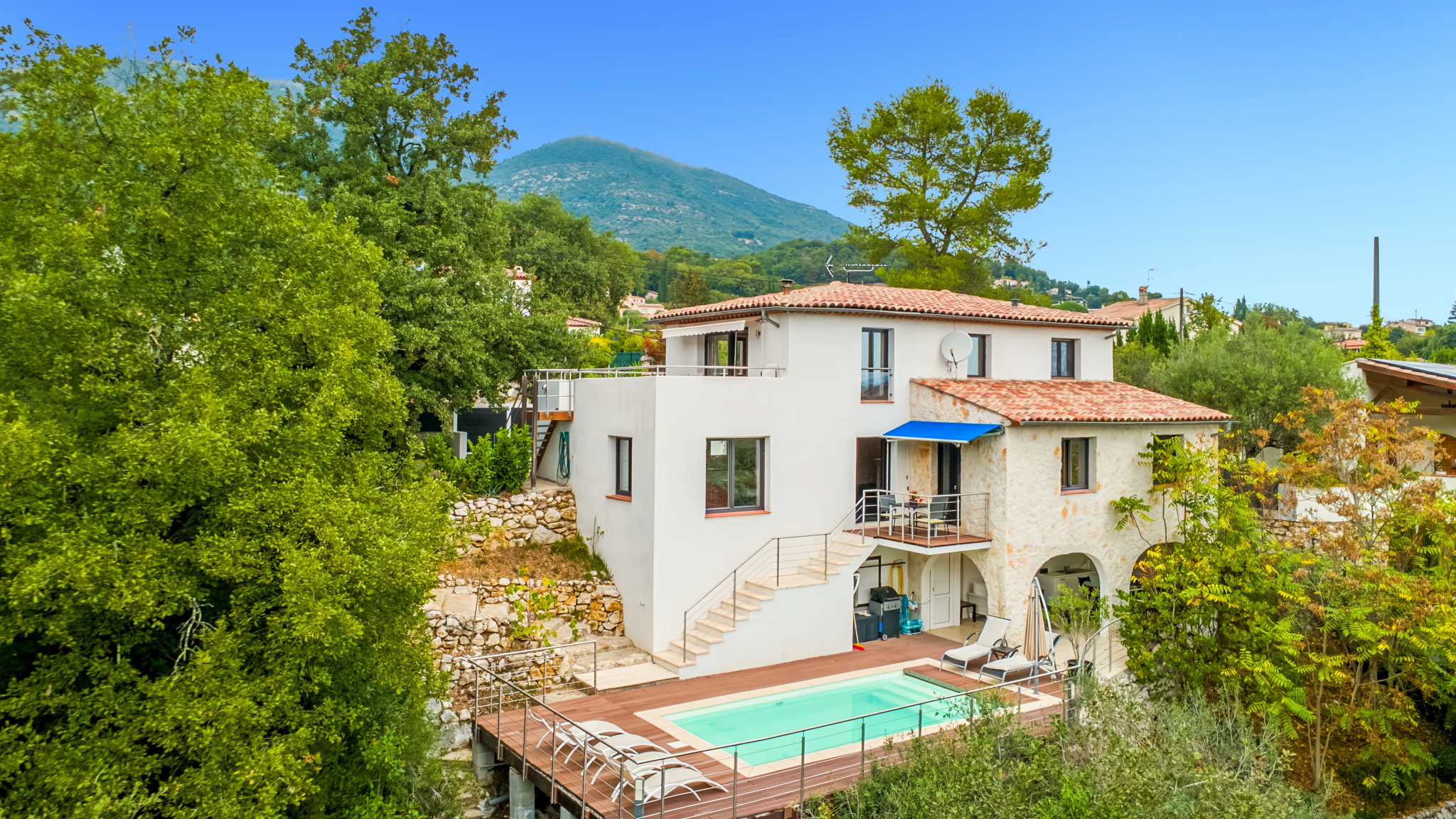 Villa avec piscine à Saint-Jeannet Villa avec piscine et rivière à Saint-Jeannet, entourée d'arbres