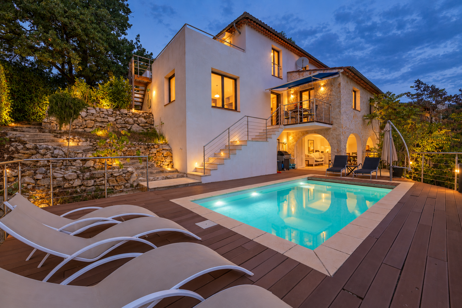 Villa à Saint-Jeannet avec piscine Villa avec piscine et terrasse à Saint-Jeannet, entourée de verdure au crépuscule.