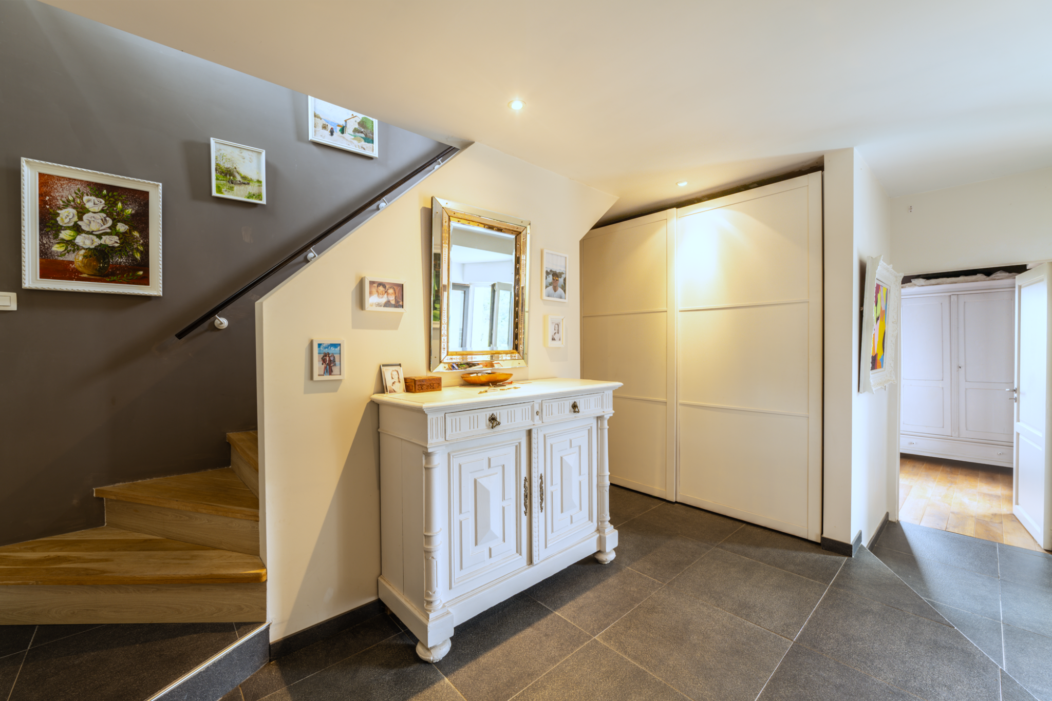 Intérieur d’une maison à Saint-Jeannet Intérieur d'une maison avec escalier en bois et meubles blancs, lumière naturelle
