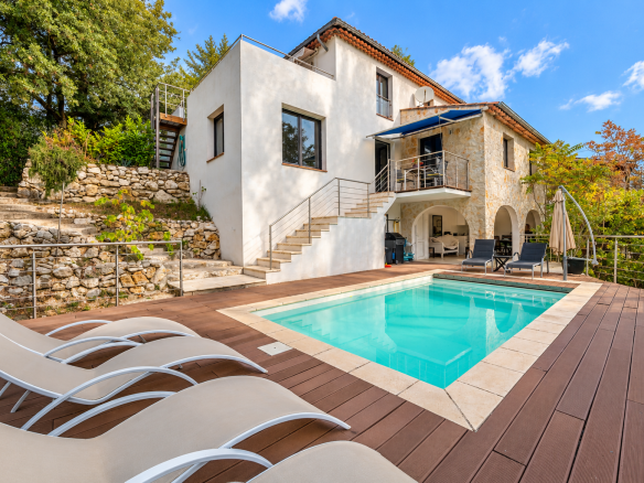 Villa avec piscine et rivière à Saint-Jeannet, environnement calme et préservé.