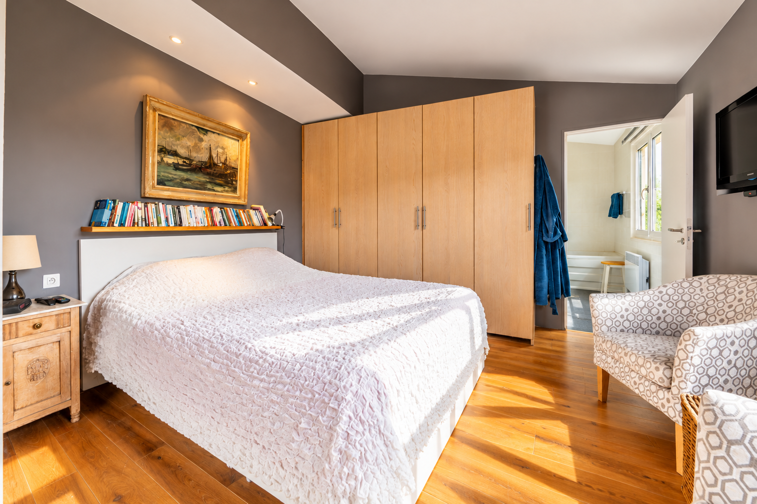 Chambre de villa à Saint-Jeannet Chambre d'une villa avec lit double, meubles en bois et lumière naturelle à Saint-Jeannet.