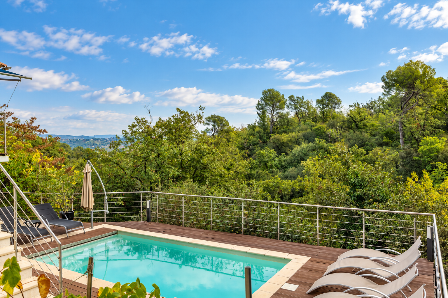 Villa avec piscine à Saint-Jeannet Vue d'une villa avec piscine et terrasse entourée de verdure à Saint-Jeannet.