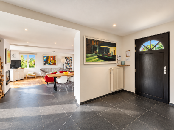 Intérieur d'une villa à Saint-Jeannet avec un hall d'entrée et un salon lumineux.