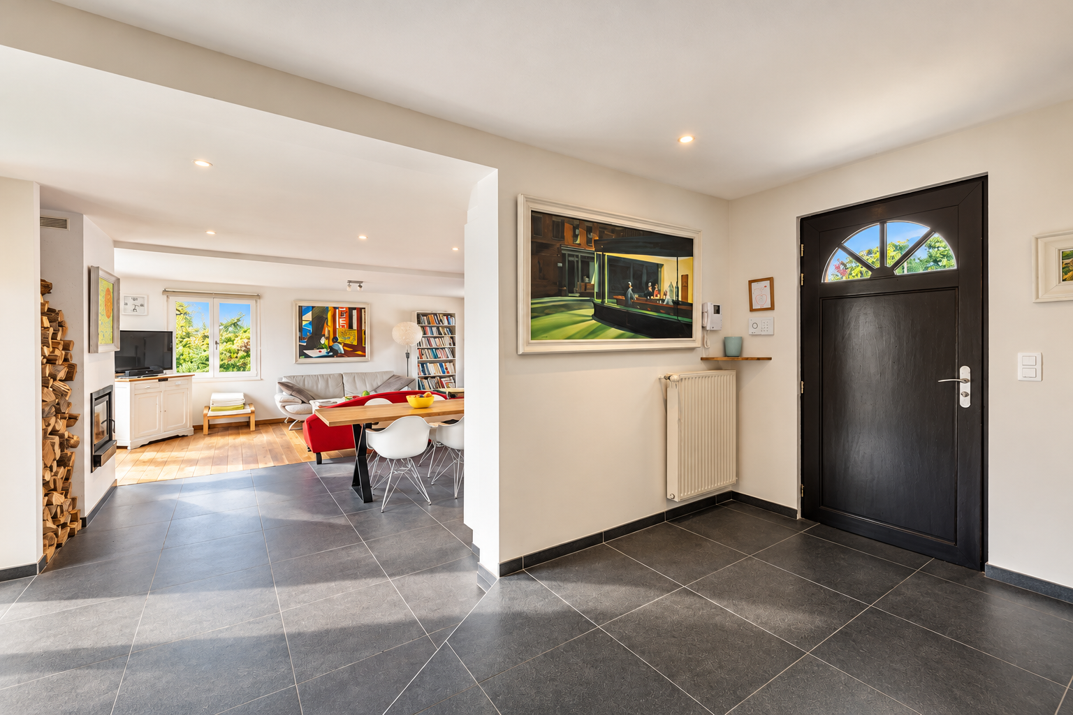Intérieur d’une villa à Saint-Jeannet Intérieur d'une villa à Saint-Jeannet avec un hall d'entrée et un salon lumineux.
