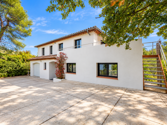 Maison individuelle à Saint-Jeannet avec piscine et rivière privative, entourée de verdure.