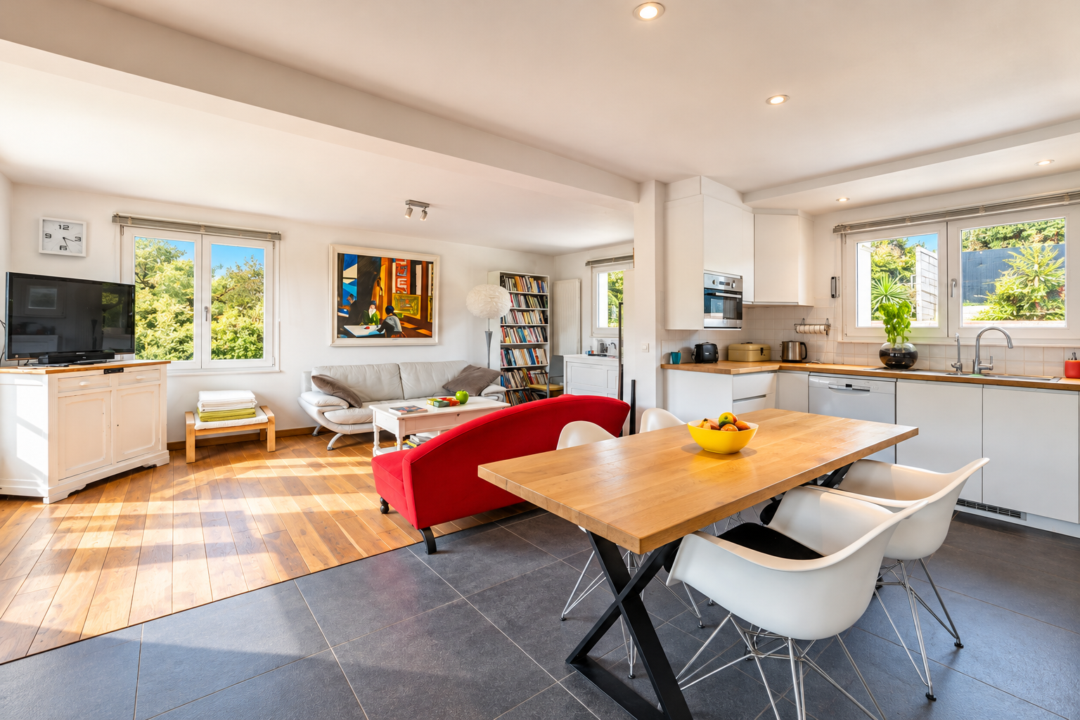 Intérieur d’une villa à Saint-Jeannet Intérieur d'une villa moderne avec cuisine ouverte, salon lumineux et vue sur la nature.