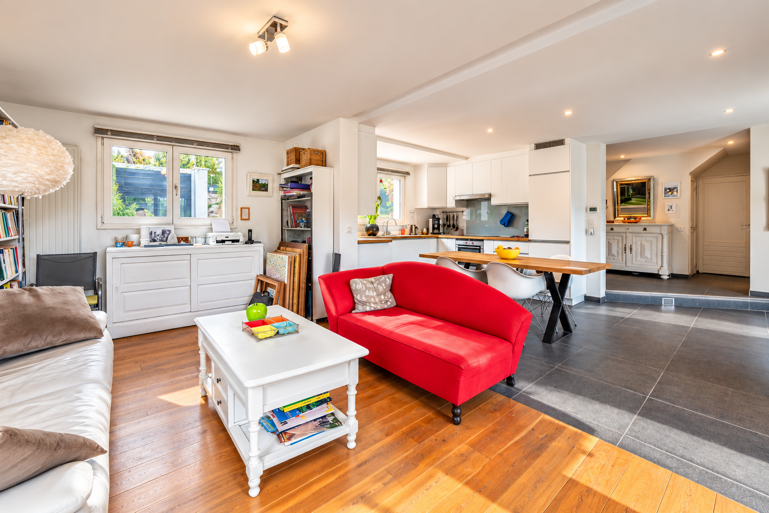 Intérieur d’une villa à Saint-Jeannet Intérieur d'une villa moderne avec salon, cuisine ouverte et coin repas.