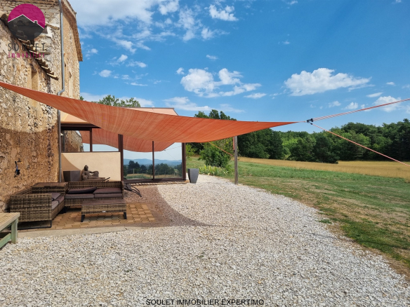 Terrasse avec auvent et mobilier de jardin, vue sur la nature environnante à Bédoin.