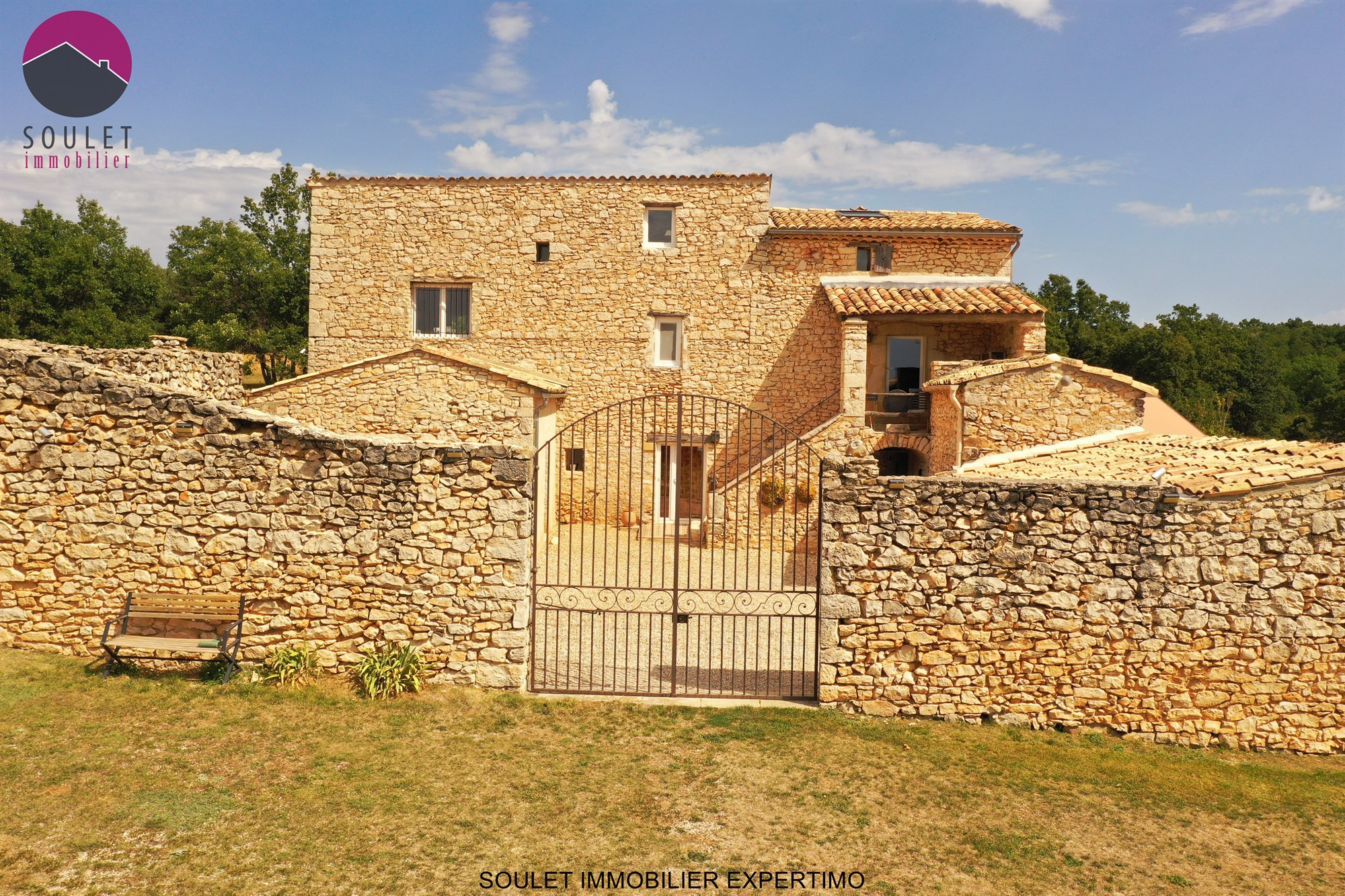 Propriété d’exception à Bédoin Propriété en pierre avec cour intérieure et murs en pierre, entourée de verdure à Bédoin.