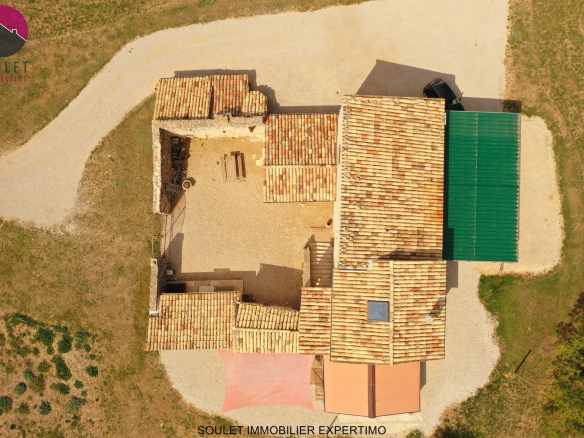 Vue aérienne d'une propriété en pierre avec toits en tuiles, entourée de nature à Bédoin.