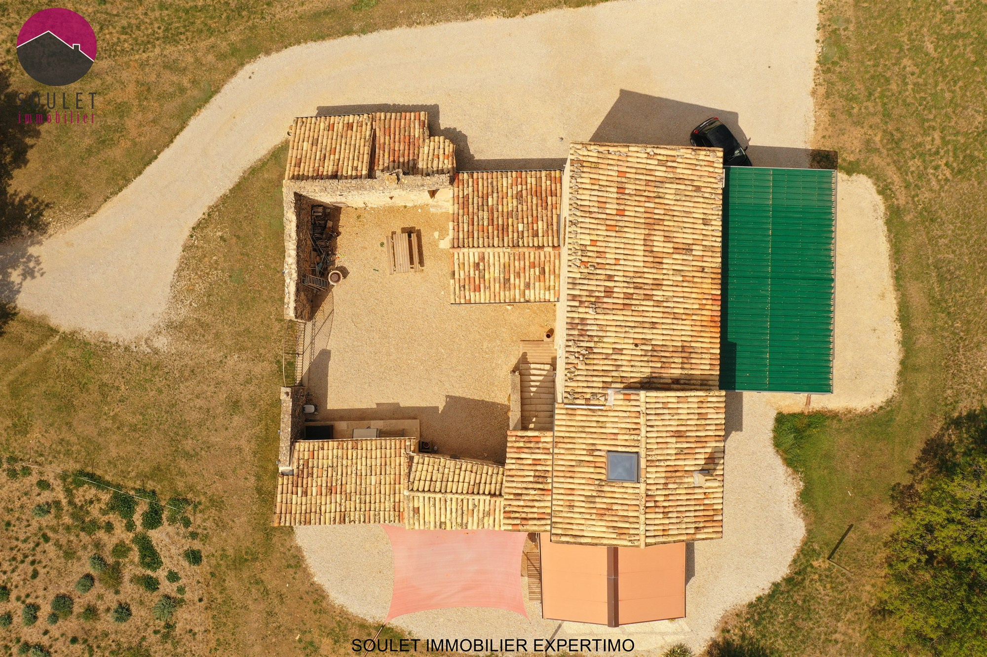 Propriété d’exception à Bédoin Vue aérienne d'une propriété en pierre avec toits en tuiles, entourée de nature à Bédoin.