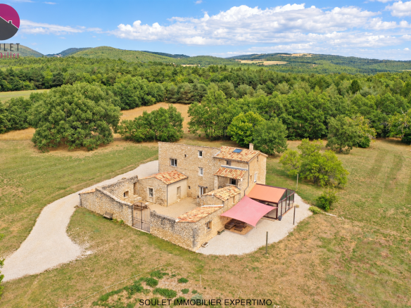 Propriété en pierre avec cour intérieure et paysage verdoyant à Bédoin, entre Ventoux et Luberon.