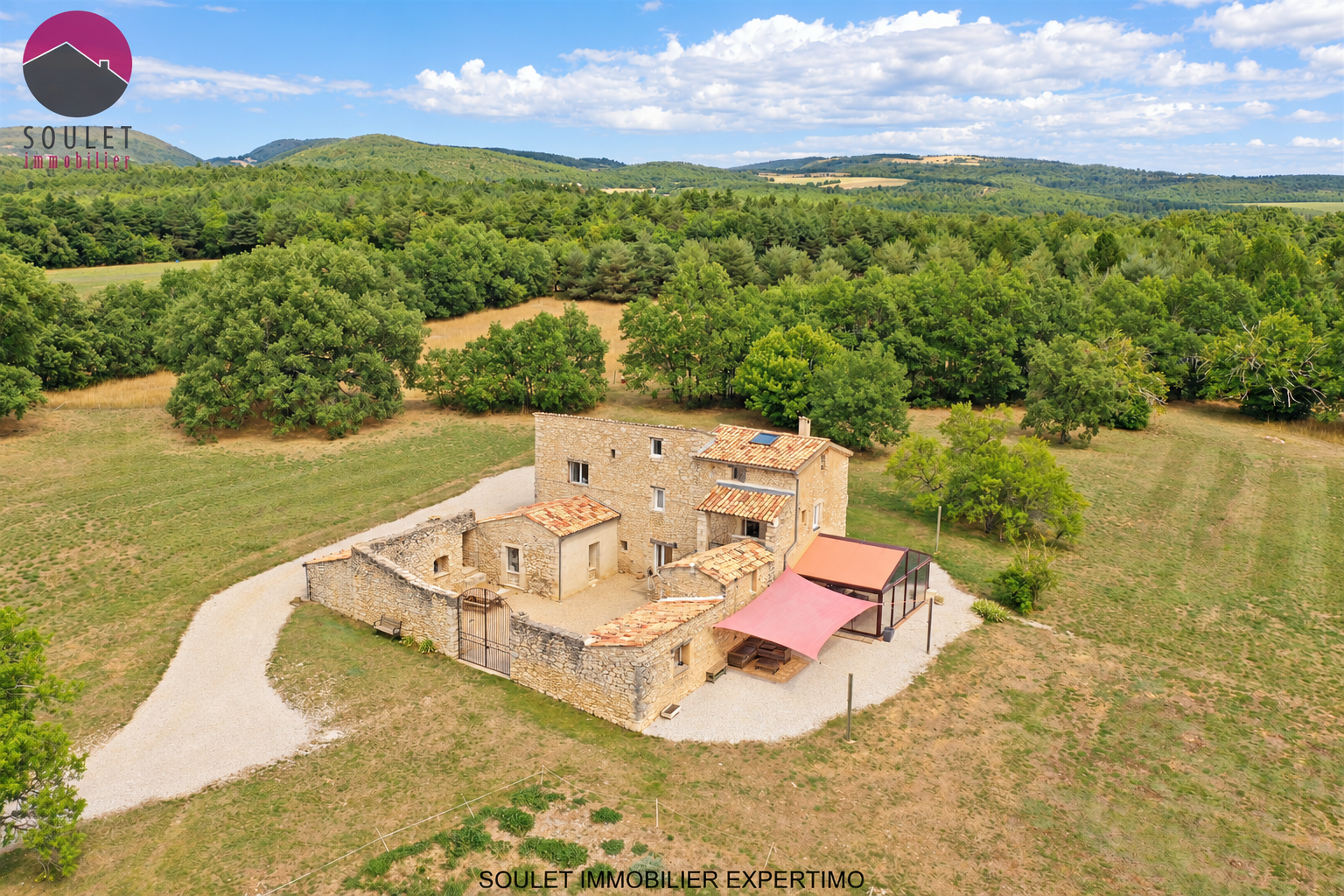 Propriété d’exception à Bédoin Propriété en pierre avec cour intérieure et paysage verdoyant à Bédoin, entre Ventoux et Luberon.