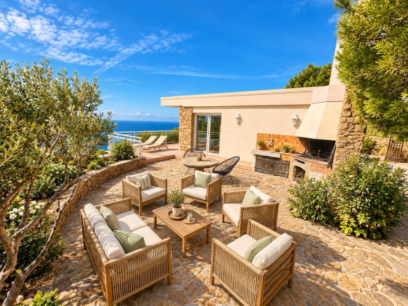 Terrasse en pierre avec mobilier de jardin et vue sur la mer à Ensuès-la-Redonne.