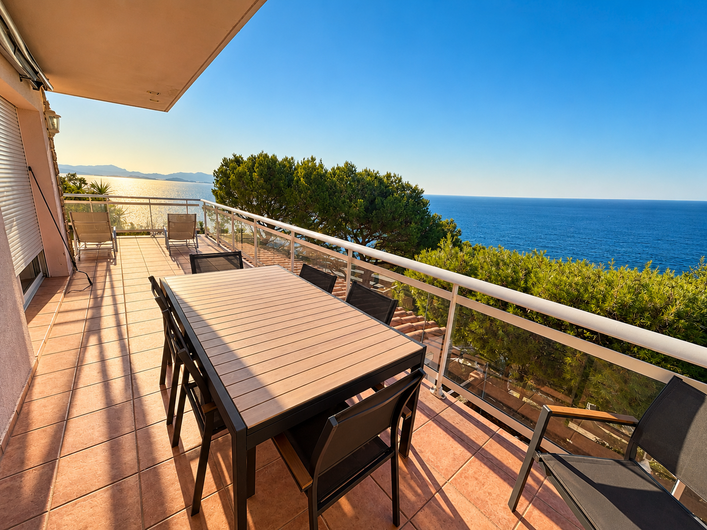 Terrasse avec vue mer à Ensuès-la-Redonne Terrasse d'une villa avec vue sur la mer à Ensuès-la-Redonne, ensoleillée et aménagée.