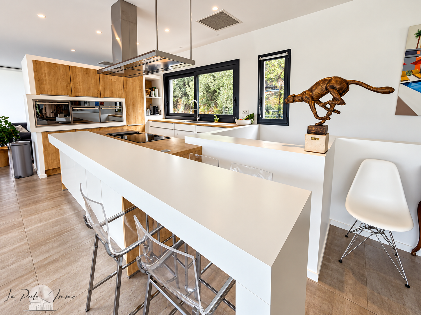 Intérieur moderne d'une villa d'architecte avec cuisine ouverte et bar, sculpture décorative.