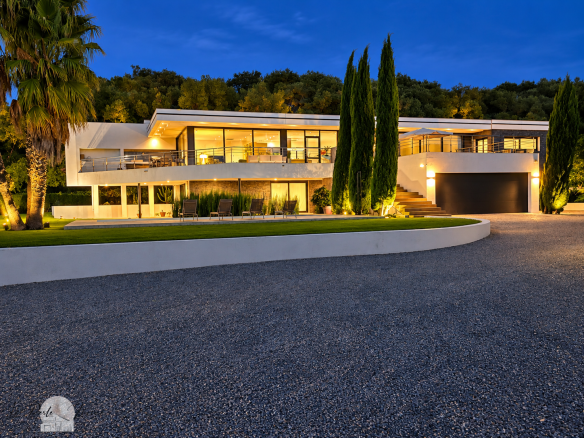 Villa d'architecte contemporaine avec piscine, située à Perpignan, entourée d'un parc arboré.