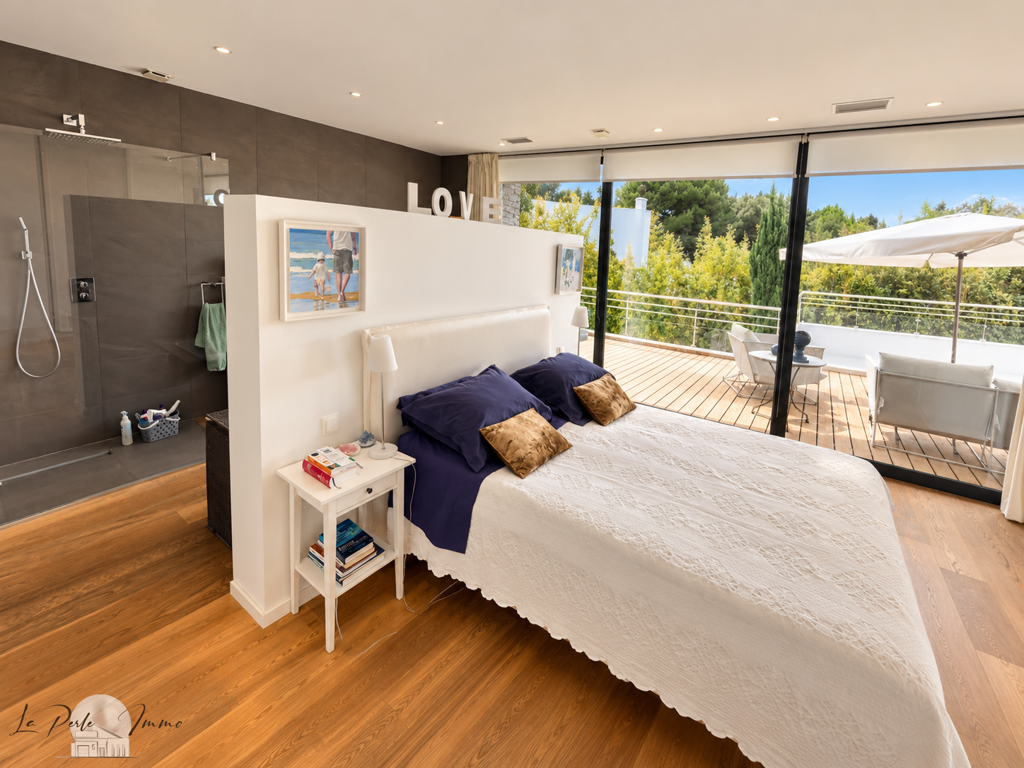 Chambre d'une villa contemporaine avec vue sur le jardin et accès à une terrasse.