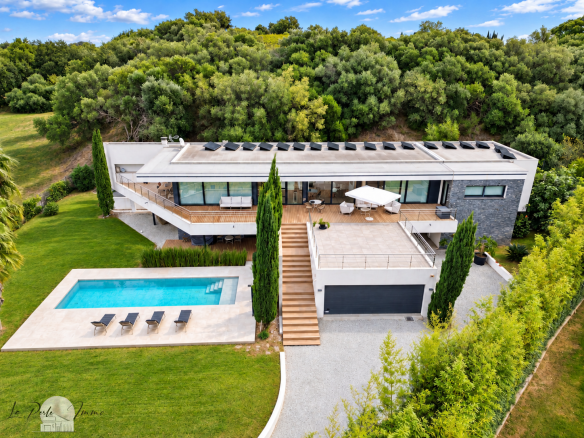 Villa d'architecte contemporaine avec piscine et jardin arboré à Perpignan.