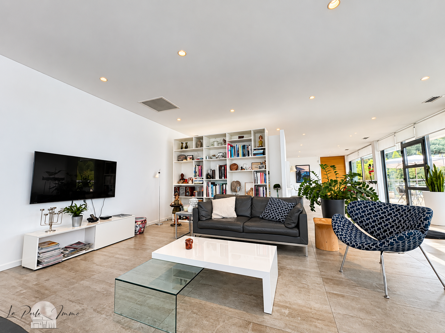 Intérieur d'une villa contemporaine à Perpignan avec salon moderne et espace lumineux.