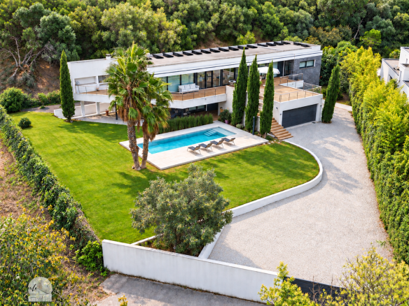 Villa d'architecte contemporaine avec piscine et jardin à Perpignan.