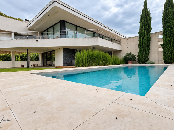 Villa d'architecte contemporaine avec piscine, située à Perpignan, entourée de verdure.