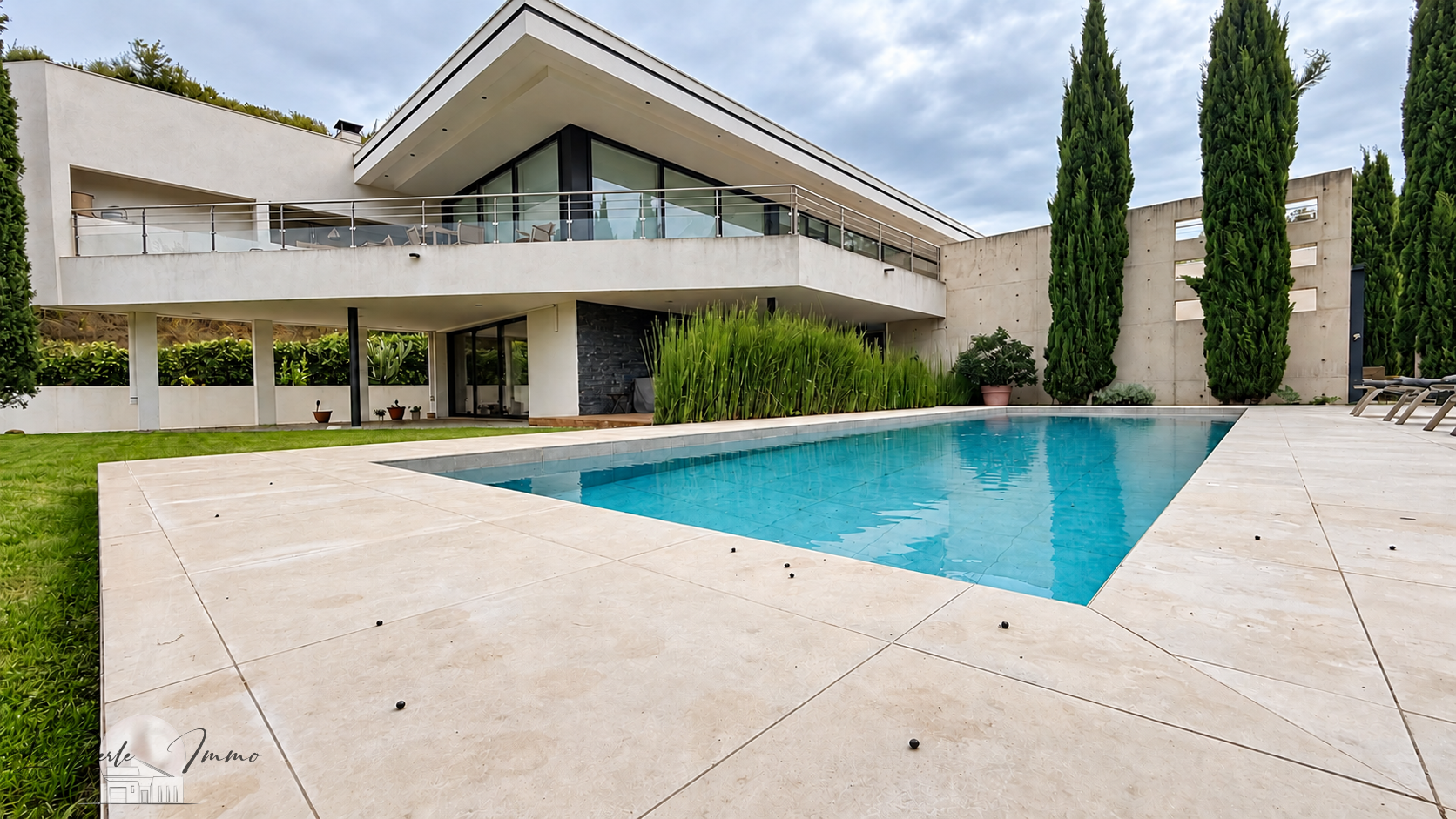 Villa d'architecte contemporaine avec piscine, située à Perpignan, entourée de verdure.
