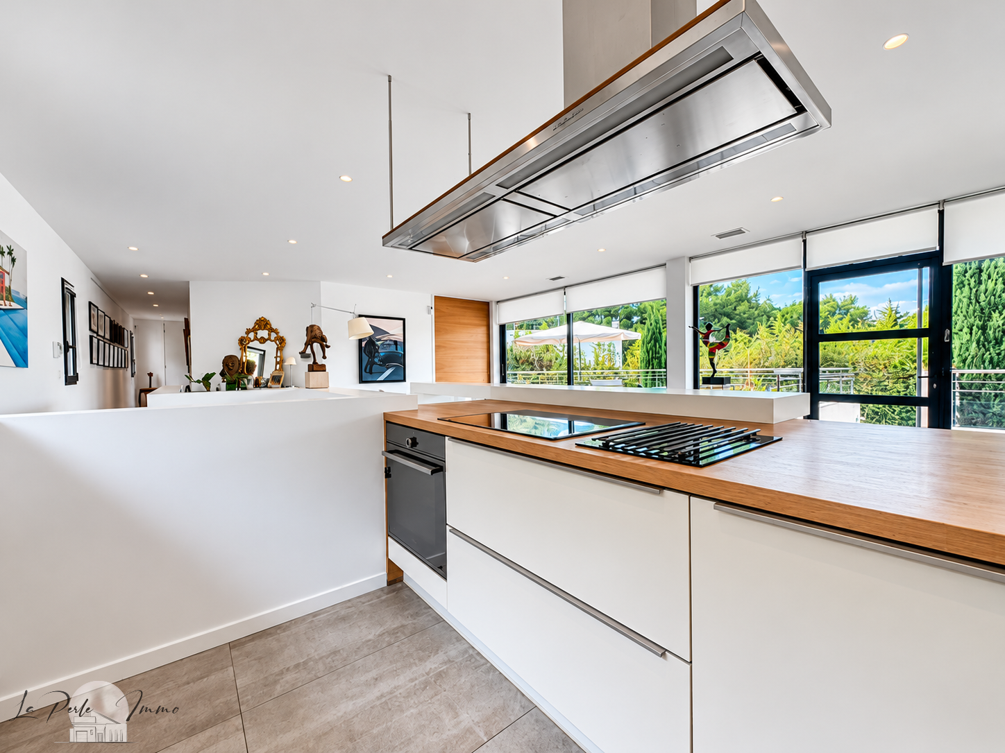Intérieur moderne d'une villa d'architecte avec cuisine ouverte et vue sur le jardin.