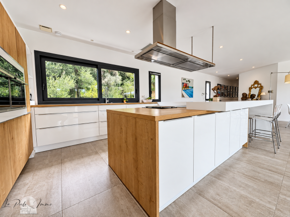 Cuisine moderne et lumineuse d'une villa d'architecte contemporaine à Perpignan.