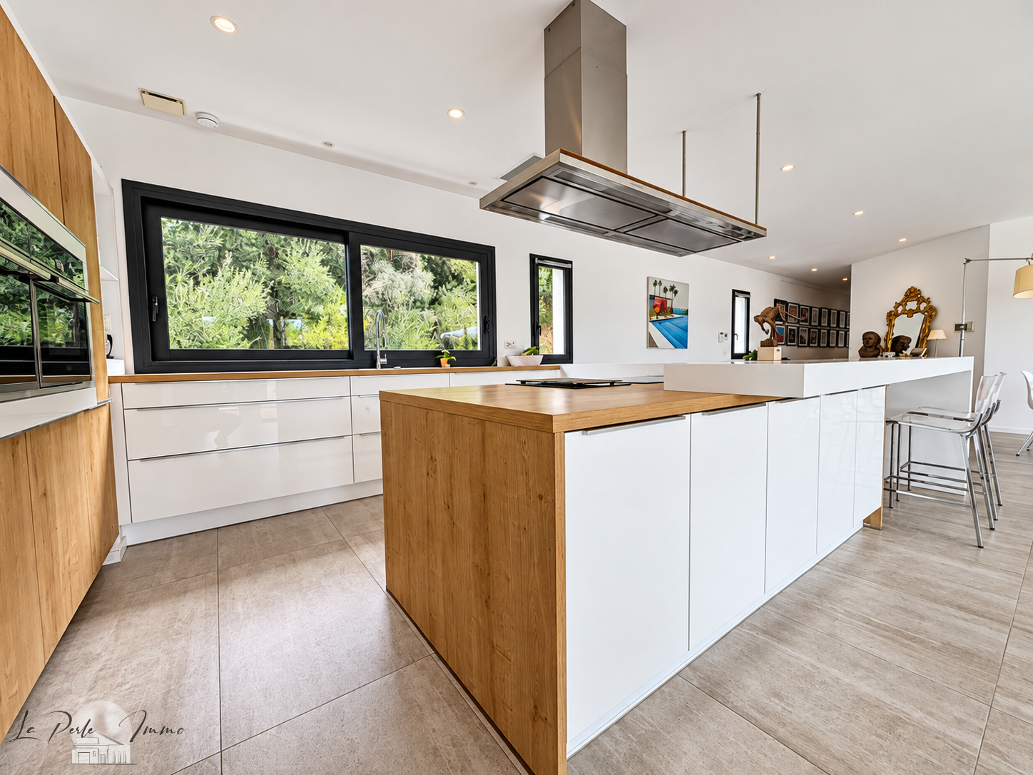 Cuisine moderne et lumineuse d'une villa d'architecte contemporaine à Perpignan.
