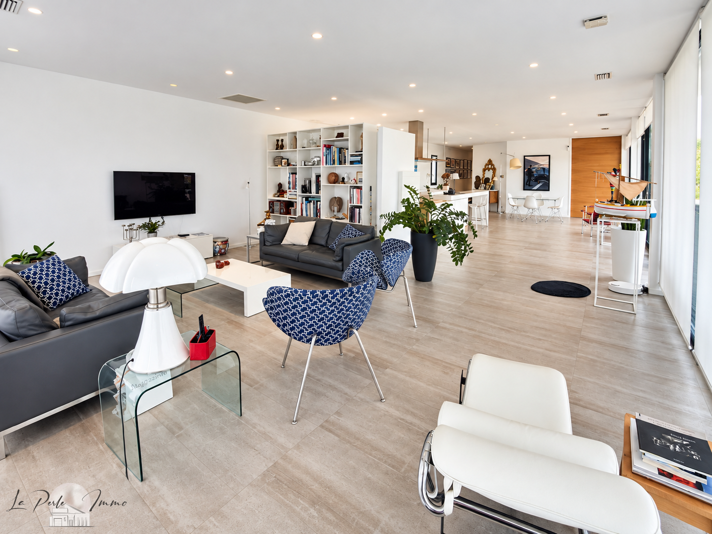 Intérieur d'une villa contemporaine avec salon spacieux et cuisine ouverte.