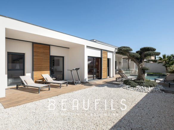 Villa californienne moderne avec terrasse et piscine, située à Vias, près du Grau d'Agde.
