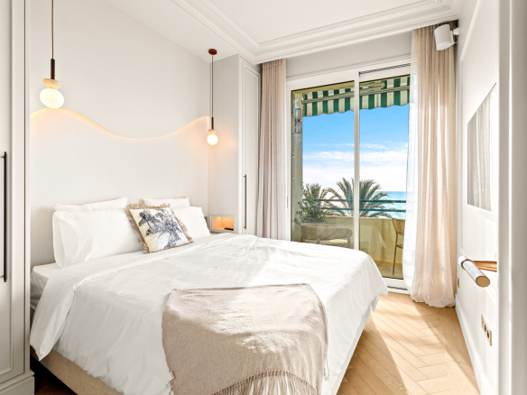 Apartment room with sea view in Nice, windows open onto the Mediterranean.