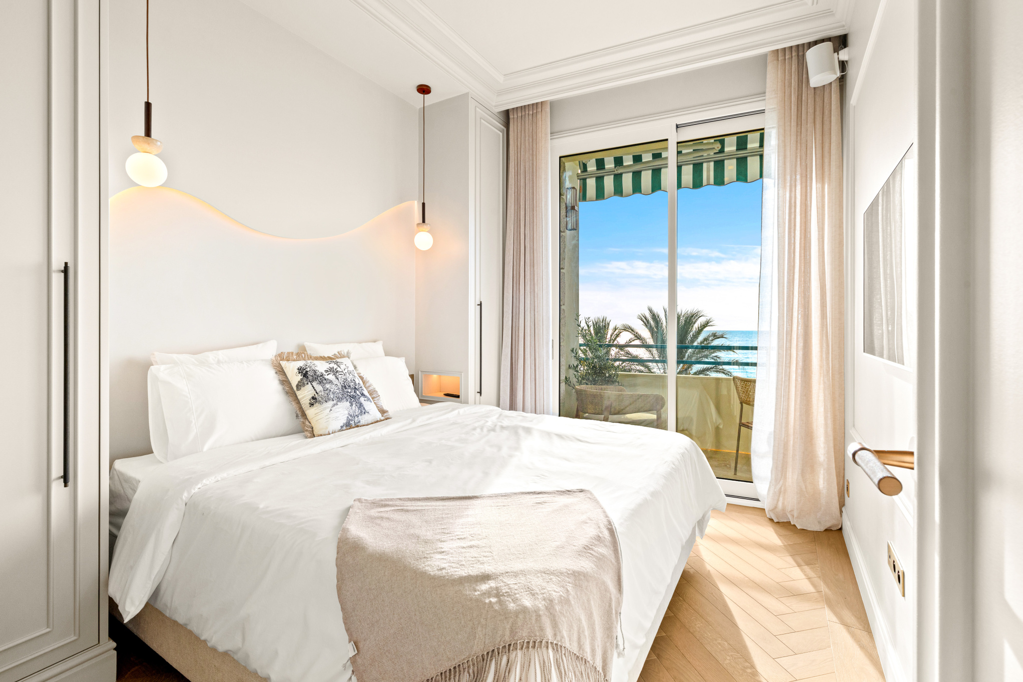Room with sea view in Nice Apartment room with sea view in Nice, windows open onto the Mediterranean.
