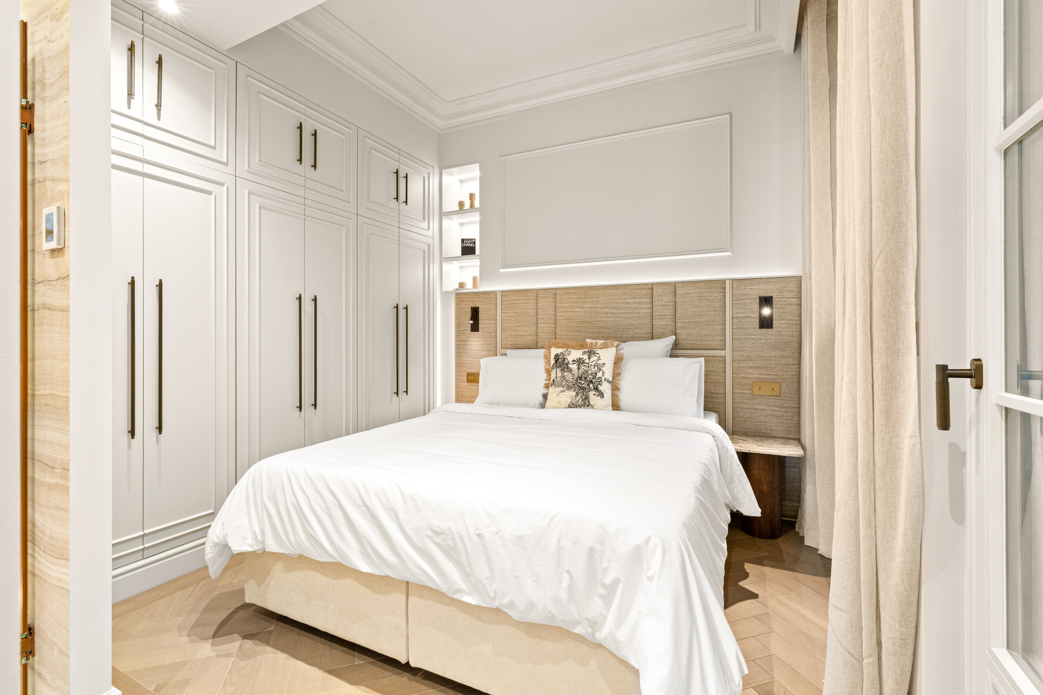 Renovated apartment room in Nice Room in a renovated apartment with a double bed and built-in storage.