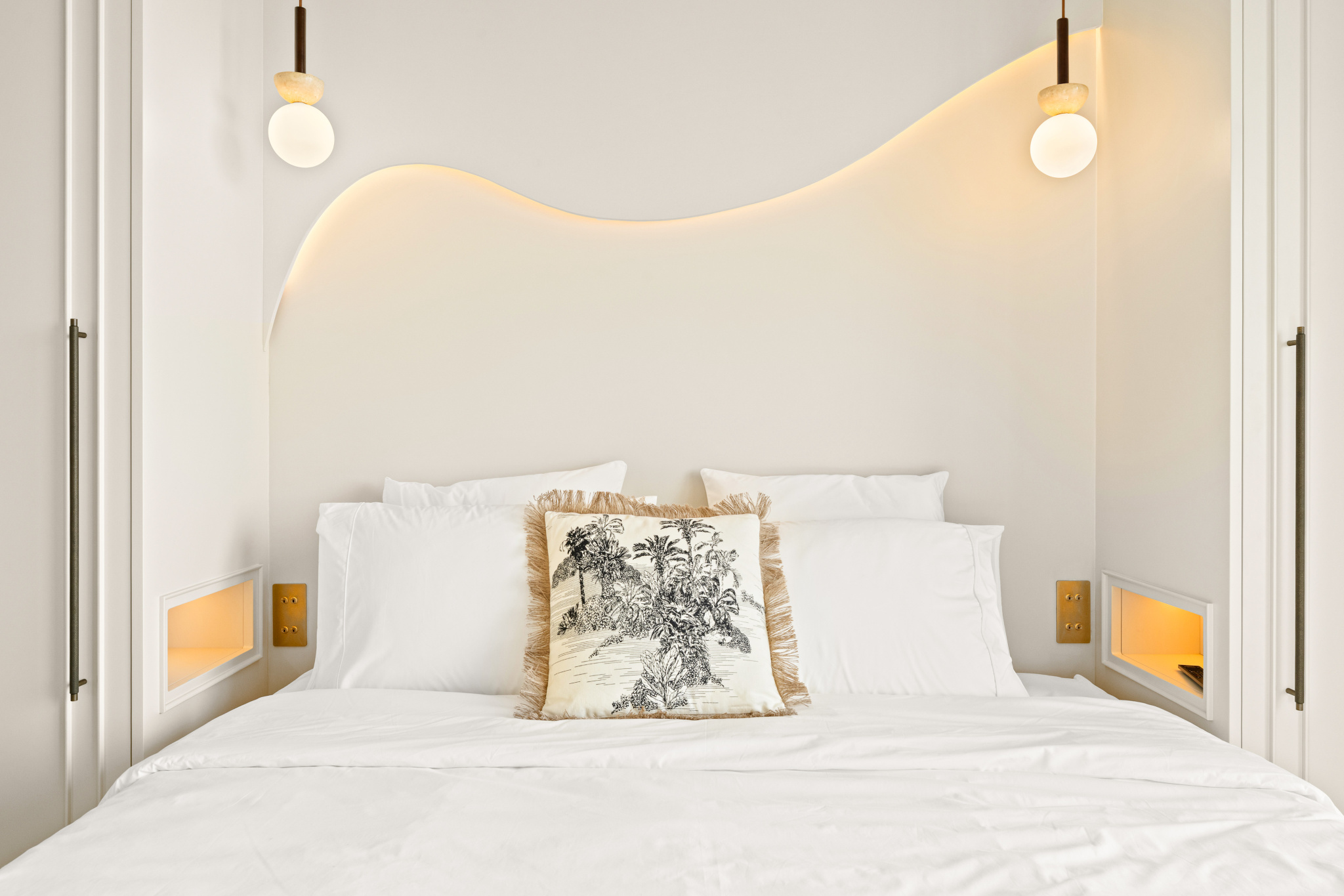 Renovated apartment room in Nice Room in a renovated apartment with a double bed and modern decor.