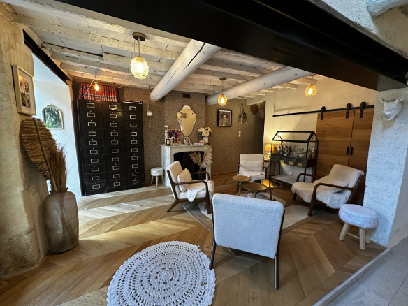 Intérieur d'une maison de village avec salon confortable et décoration soignée.